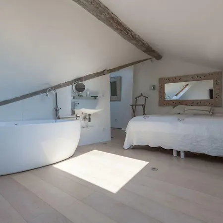 Old Harbor 3-Bedroom Apt Charming & Unique ! * Κάννες