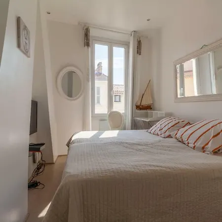 Cannes Conseil Immo, Vieux Port area, duplex, 3 Chambres, balcon, -Cast- Cannes