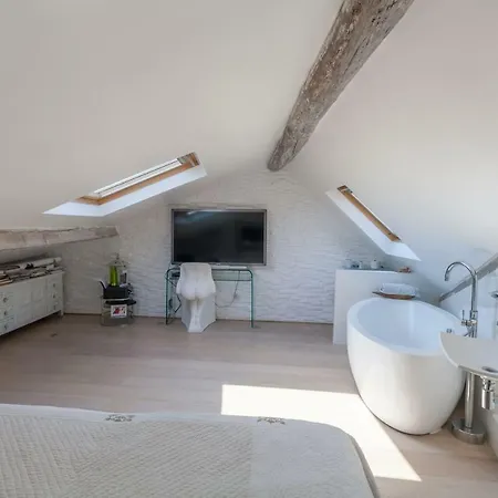 Cannes Conseil Immo, Vieux Port area, duplex, 3 Chambres, balcon, -Cast- *